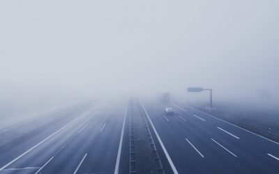 Conducir con niebla: consejos de seguridad que todo conductor debe conocer